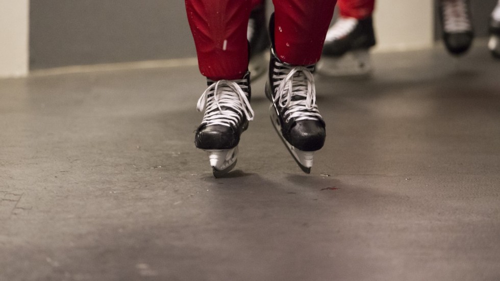 Om skolan verkligen hade varit ett hockeylag, så hade styrelsen och ledarna fått lämna för länge sedan, menar signaturen "Förälder till exkluderad elev på bänken".