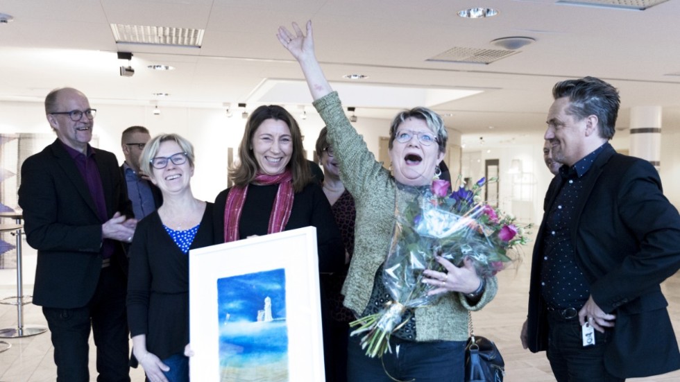 Teija Joona överraskades på regionhuset i december 2019, med blommor och den sedvanliga ledartavlan av konstnären Anna Toresdotter, då hon utsetts till Årets ledare i Norrbotten.