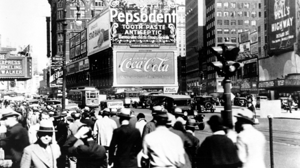 "Att omfamna ett vattenfall" är delvis en fiktiv biografi i jagform om June Mansfields liv. Handlingen utspelar sig bland annat i New York på 1920-talet. Här en bild från den tidens Times Square.