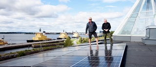 Här laddar solpaneler bostadsrättsföreningens elbilar: "Det ligger i tiden"