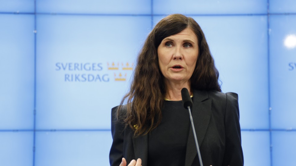 Miljöpartiets språkrör Märta Stenevi vid en pressträff om barnfattigdom.