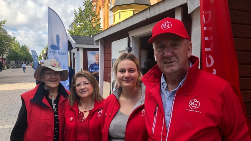 Margareta Lindbäck, Lorena Cruz, Kiki Knezevic och Kent Ögren fanns på plats när Socialdemokraterna i Luleå öppnade sin valstuga under måndagen. 