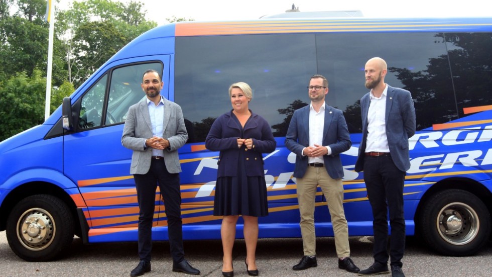 Arman Teimouri (L), Camilla Brodin (KD), Mattias Bäckström Johansson (SD) och Carl-Oscar Bohlin (M) vid sin buss efter besöket på Forsmark. Ser vi fyra politiker framför en kampanjbuss eller ser vi en bild av fyra politiker framför en kampanjbuss? Svaret är väl ja? 