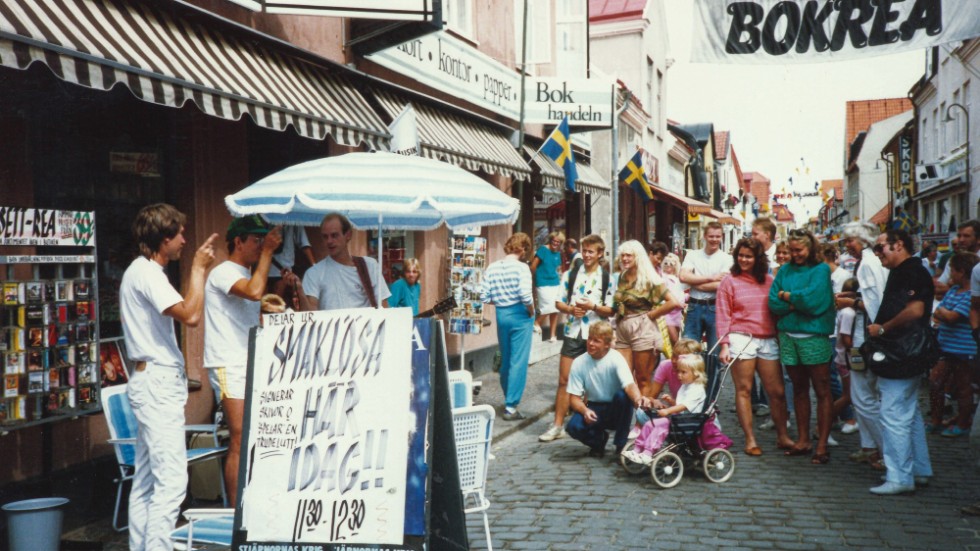 Signering av dubbel-EP:n "Mitt album" på Adelsgatan 1987. Med låten "Lucky Weekend" hamnade i på tv-topplistan "Listan" och fick ge sig upp till Arlande för att snabbt spela in en rockvideo.