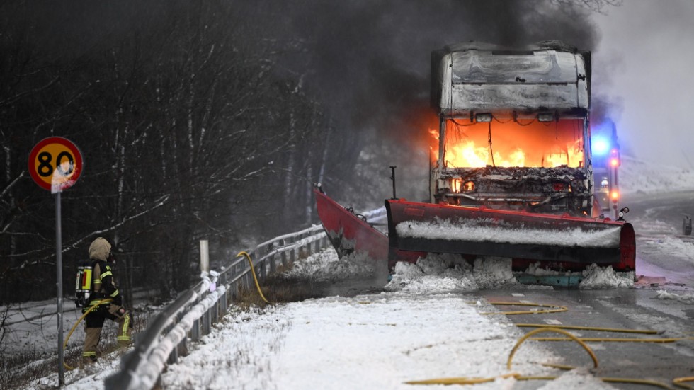 En plogbil fattade eld under fredagsmorgonen i Skåne. Föraren är oskadd.