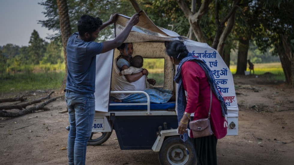 Phagni Poyam och hennes son är på väg till ett center för gravida kvinnor. Vid den trehjuliga motorcykeln står också Leta Netam, ansvarig för centret.