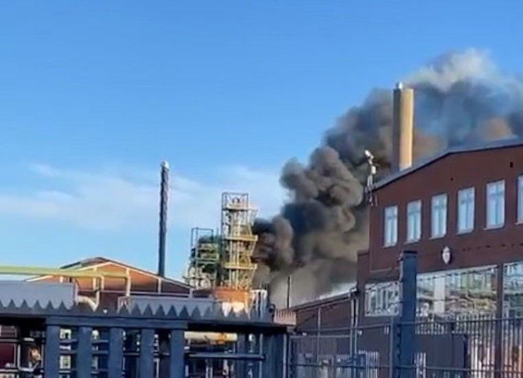 En brand utbröt under förmiddagen på raffinaderiet Nynas i Nynäshamn.