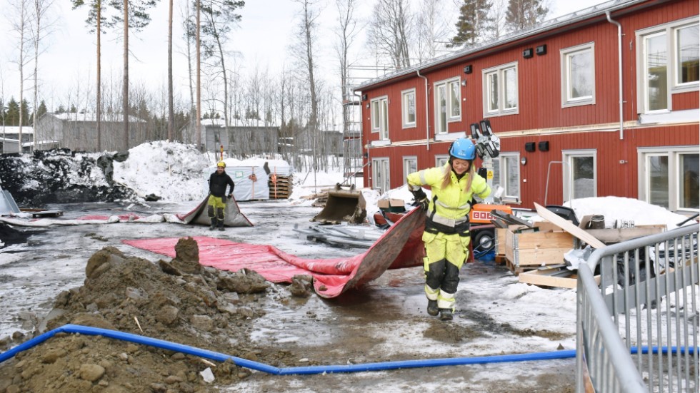 Jonathan Grönlund and Moa Jakobsson work at Skellefteå Mark. They are thawing the soil to facilitate digging: here they're deploying insulating mats.