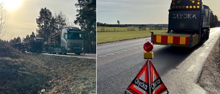 Timmerlastbil välte i Vingåker – blev totalstopp i trafiken