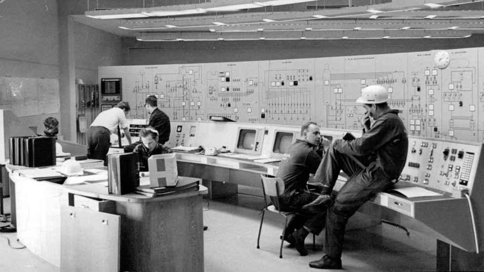 
Här en bild från 1968 då Marviken ännu var ett nästan färdigt kärnkraftverk på Vikbolandet öster om Norrköping. Marvikens kontrollrum byggde på datastyrning. Vilket var mystiskt hi tech då; ungefär som AI är nu. 
I den ursprungliga bildtexten från 1968 talades om de "kontroversiella tavlorna och instrumenten" som syns i bakgrunden.