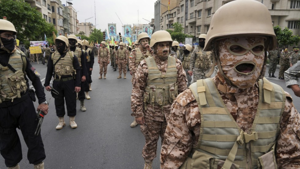 Soldater i Basijmilisen på parad i Teheran i april i år.