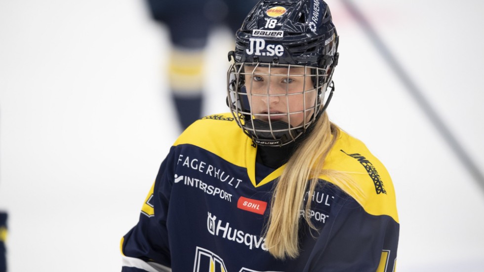 Mira Markström väljer bort ishockeyn för att enbart spela innebandy framöver. Arkivbild.