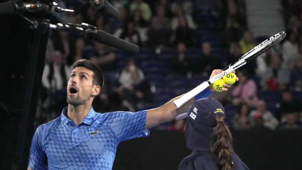 Novak Djokovic tog sig vidare i Australian Open trots ett antal störningsmoment.