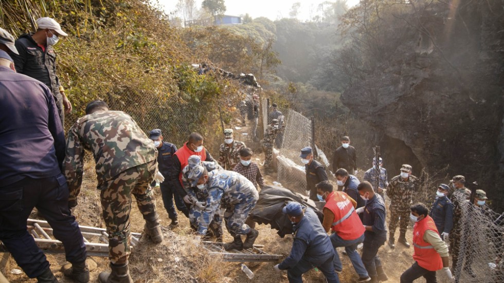 Räddningstjänsten som arbetar med att få ut alla ur passagerarplanet som kraschat i staden Pokhara i Nepal.