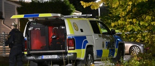22-åringen åtalad för mordförsök efter skjutning i Enköping • Avlossade skott mot tv-tittande familj