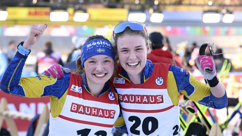 Sveriges Linn Persson tar silver och Hanna Öberg tar guld och jublar efter målgång i damernas distans under skidskytte-VM i tyska Oberhof.