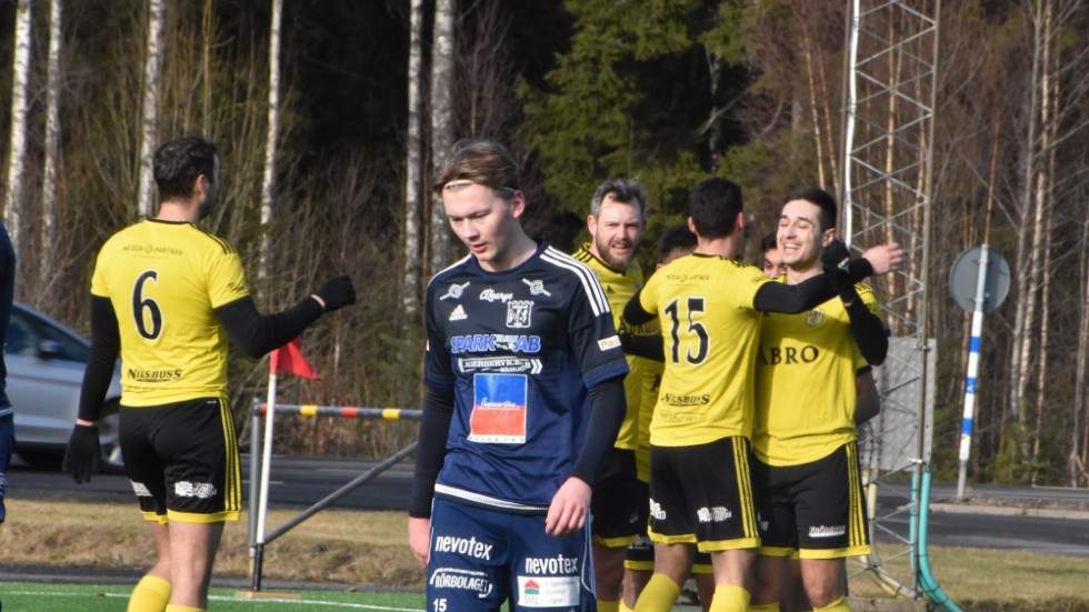 Glädje. Vimmerby firar sitt första mål i matchen mot Nässjö. 
