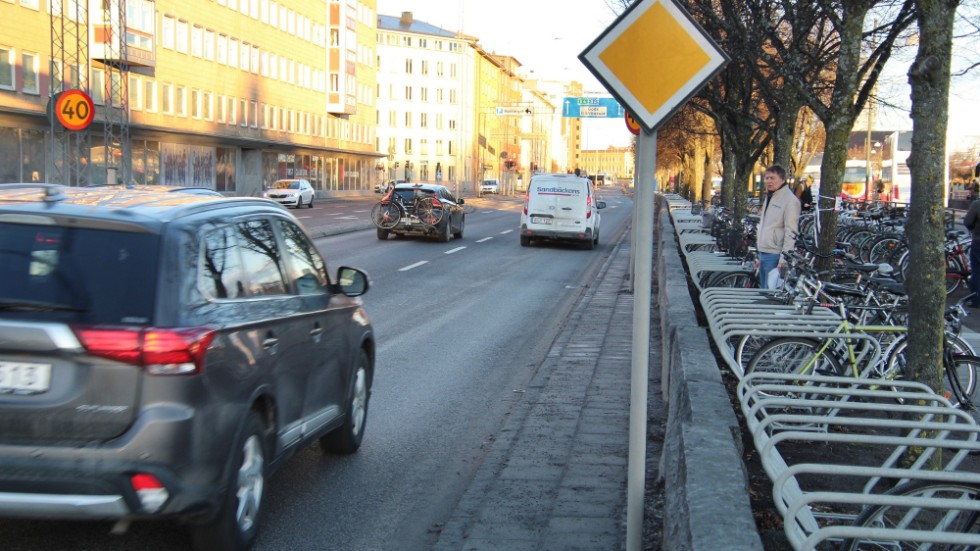 Nu ska liknande beslut trots alla protester fattas på den hårt trafikerade gatan Järnvägsgatan, vilket drabbar alla trafikslag, skriver debattörerna.