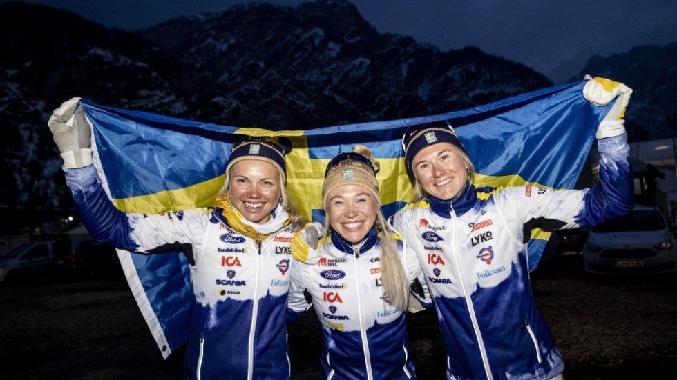 Sveriges tre medaljörer efter VM-sprinten: Emma Ribom (silver), Jonna Sundling (guld) och Maja Dahlqvist (brons).