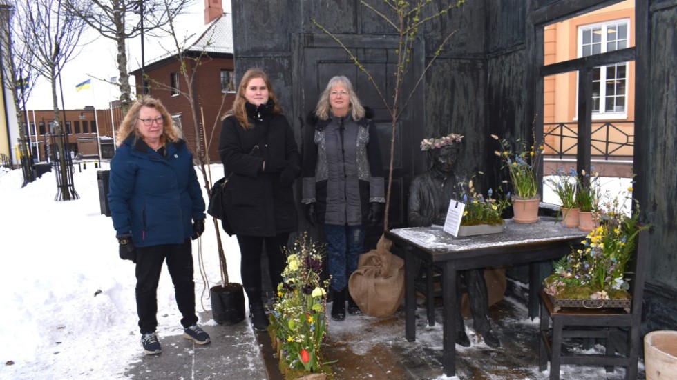 Anette Hagelin Emilsson, Magdalena Johansson och Bibbi Stigstedt på Hagelins är kreatörerna bakom blomsterarrangemanget.