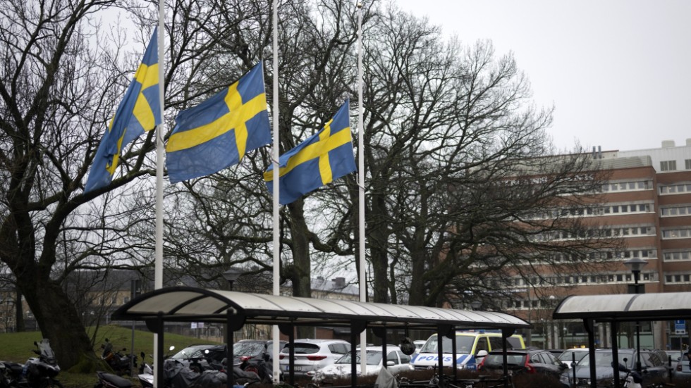 Flaggor på halv stång vid polishuset i Göteborg, dagen efter att Mats Löfving, regionpolischef i Stockholm, hittats död i sitt hem. Arkivbild.