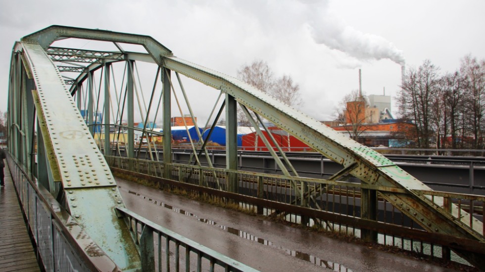 Bron i Skärblacka som ska stängas för att det blir för dyrt för vägföreningen att renovera den.