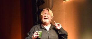 Se Rolf Lassgård på scen i Luleå: "Jag föreställer mig att jag är en barkbåt i bäcken" • "Oförglömlig kväll"