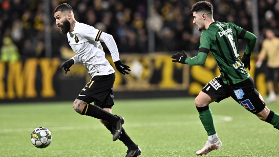 AIK:s mittfältare Jimmy Durmaz till vänster.
