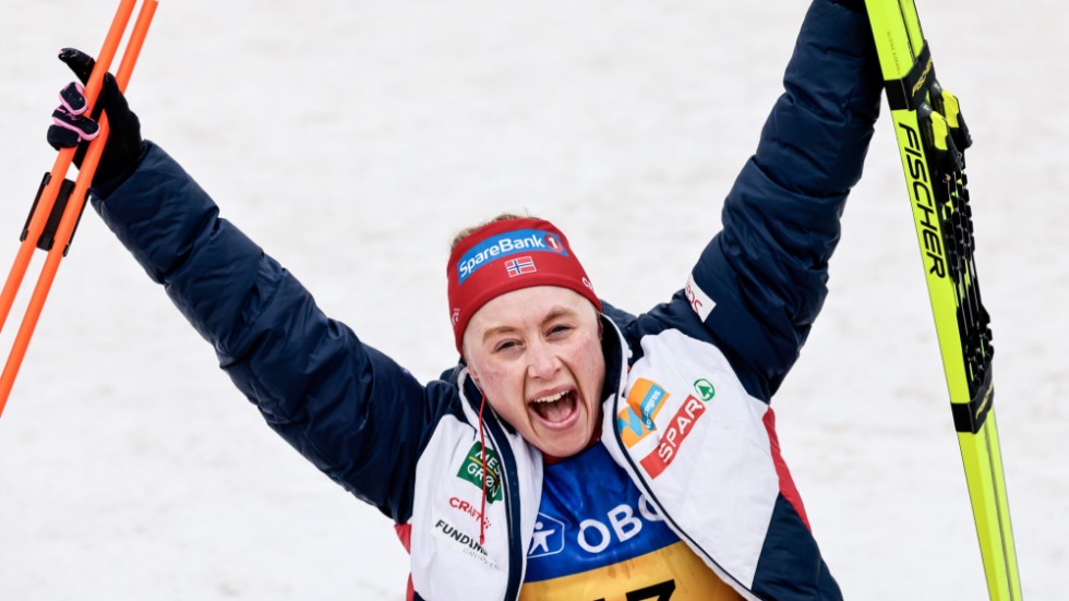 Ragnhild Haga jublar efter segern i Holmenkollen.