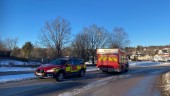 Personbil körde in i stolpe – började läcka olja
