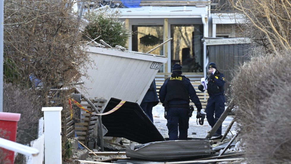 Flera män har gripits efter den kraftiga explosionen i ett radhusområde i Hässelby i Stockholm.