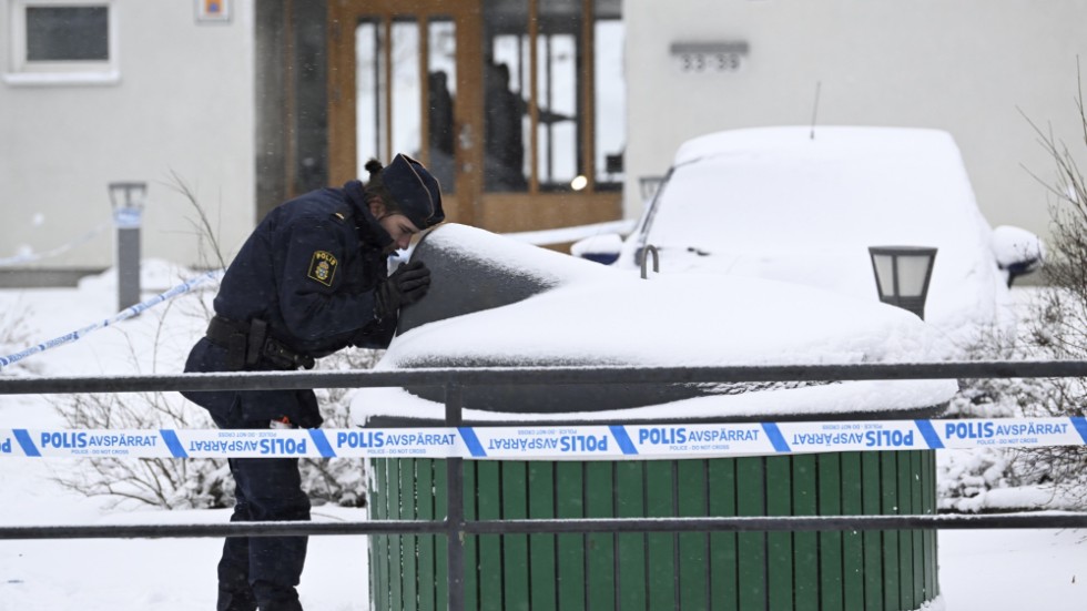En explosion inträffade i ett trapphus i Farsta strand i södra Stockholm på torsdagsmorgonen. Polisen är nu klar på platsen och avspärrningarna är hävda.