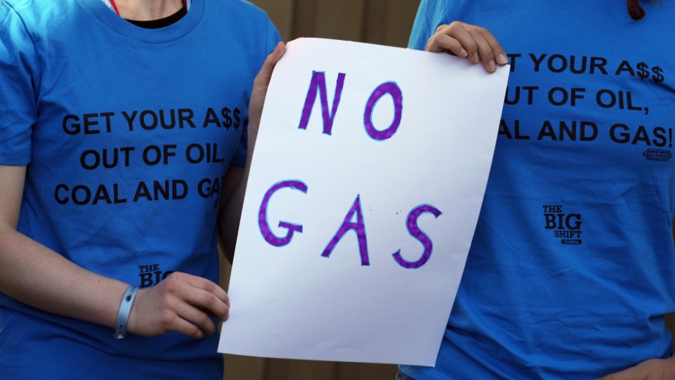 Demonstranter protesterar mot användandet av fossila bränslen på klimatmötet COP27 i Egypten.