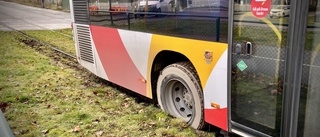 Bussföraren körde vidare när vägen tog slut – fastnade i leran vid spårvagnsspåret • Personal: Föraren brukar köra spårvagn