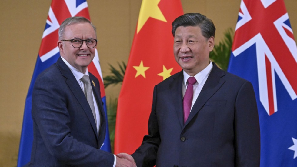 Australiens premiärminister Anthony Albanese skakar hand med Kinas president Xi Jinping.