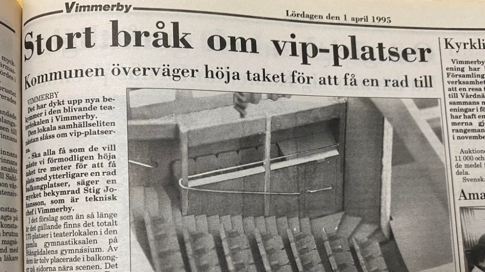1995 aprilskämtades det om bråk om VIP-platser i teatern. 