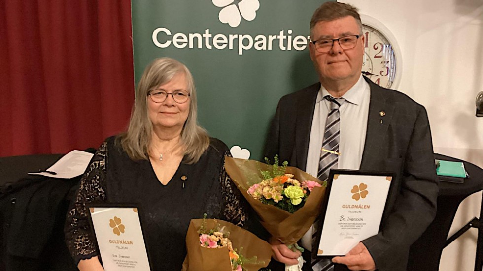 Eva Svensson  och Bo Svensson har båda jobbat i åtskilliga år för Centerpartiet i Vimmerby kommun. På lördagen hedrades de med partiets guldnål.