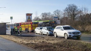 Tre bilar i krock – en person till sjukhus