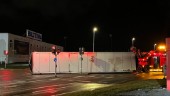 Stort lastbilssläp välte – låg över korsning i Tornby 