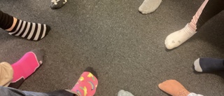 Elever rockade sockorna tillsammans