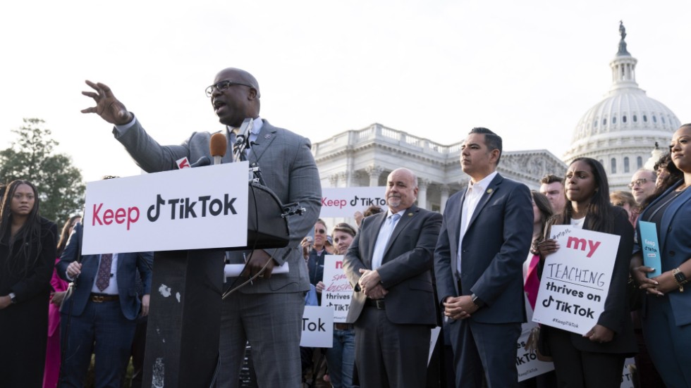 Starka känslor kring Tiktok. Här hålls en demonstration i Washington till stöd för tjänsten i onsdags. Arkivbild