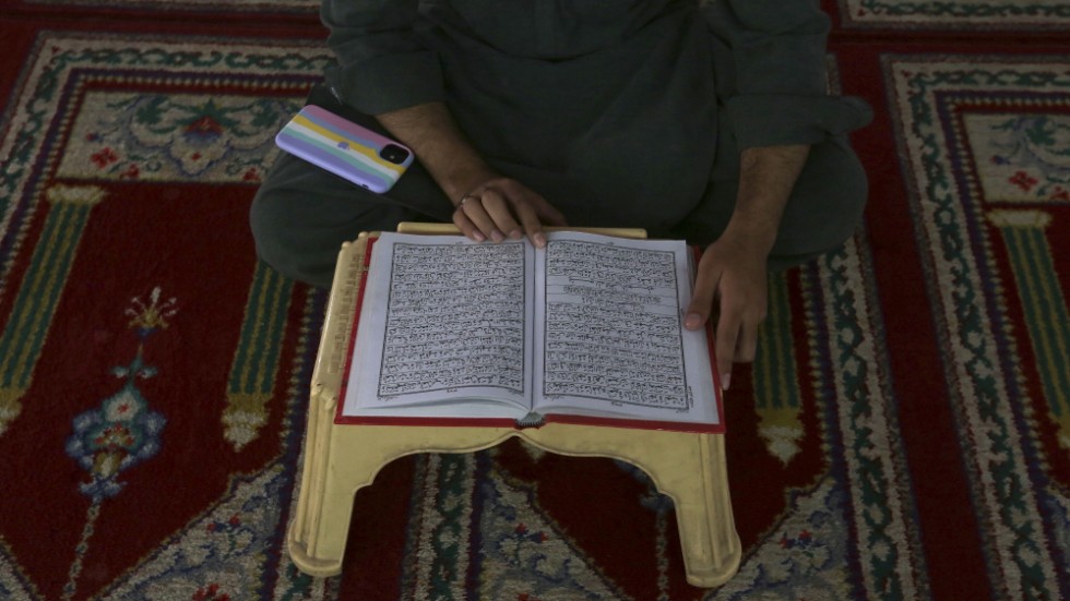 En pakistansk man läser ur Koranen. Arkivbild