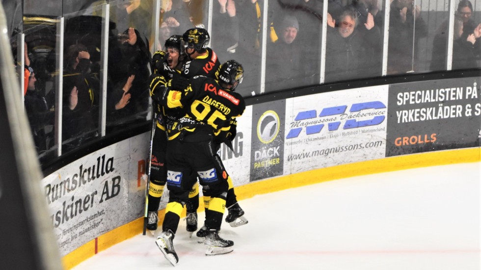 Eddie Levin jublar tillsammans med lagkamraterna i Vimmerby Hockey efter sitt snygga mål.