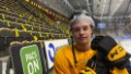 Elias Salomonsson, efter dagens värmning. I bakgrunden den flaggprydda läktaren som väntas bli välfylld ikväll. 