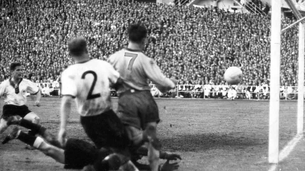 Kurt "Kurre" Hamrin gör sitt berömda 3-1 mål efter en lång dribblingsräd i VM-semifinalen mot Tyskland på Nya Ullevi 1958.