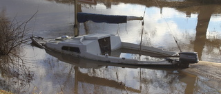 Kommunen tvingas dra upp sjunkande båtar i Storån