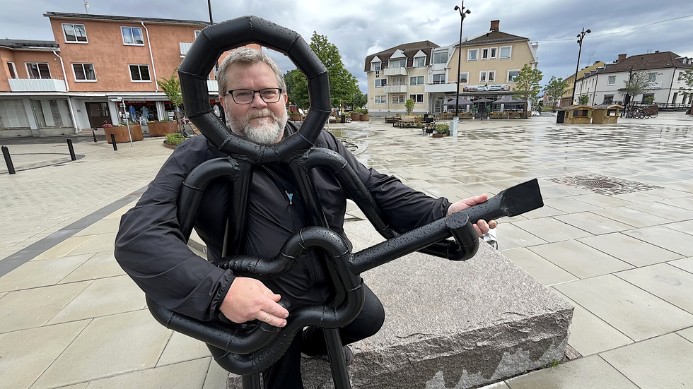 Magnus "Wesse" Westrin med sitt konstverk "Gitarrspelaren" som har placerats på Tors Plan i Hultsfred.