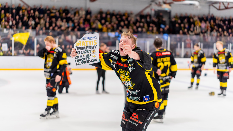 Carl Sjöberg firade rejält på isne efter VH:s avancemang till Hockeyallsvenskan.