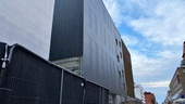Gigantiska filmduken lyfts på plats i Uppsala