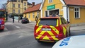 Bil körde in i butiksfasad i centrala Enköping